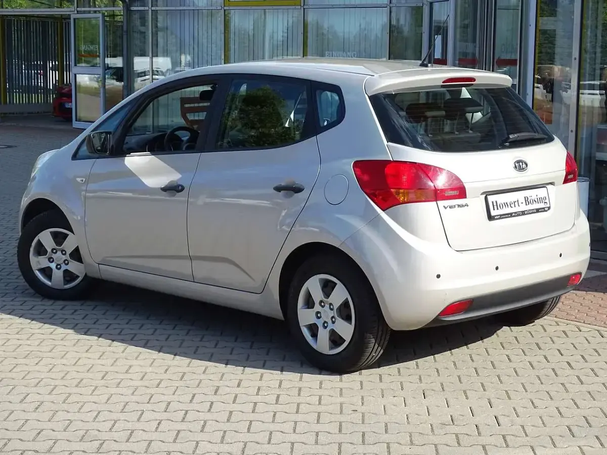Gebraucht Kia Venga 90 PS (66 kW) 2010 Champagnersilber met. Kleinwagen