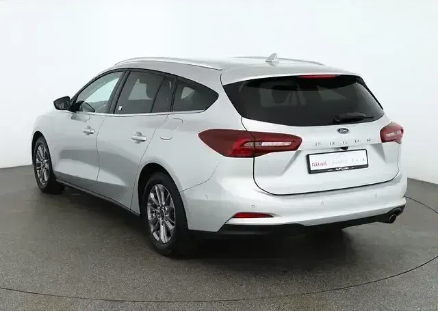 Używany Ford Focus Titanium X 120 KM (88 kW) 2023 Srebrny Sedan/Limuzyna