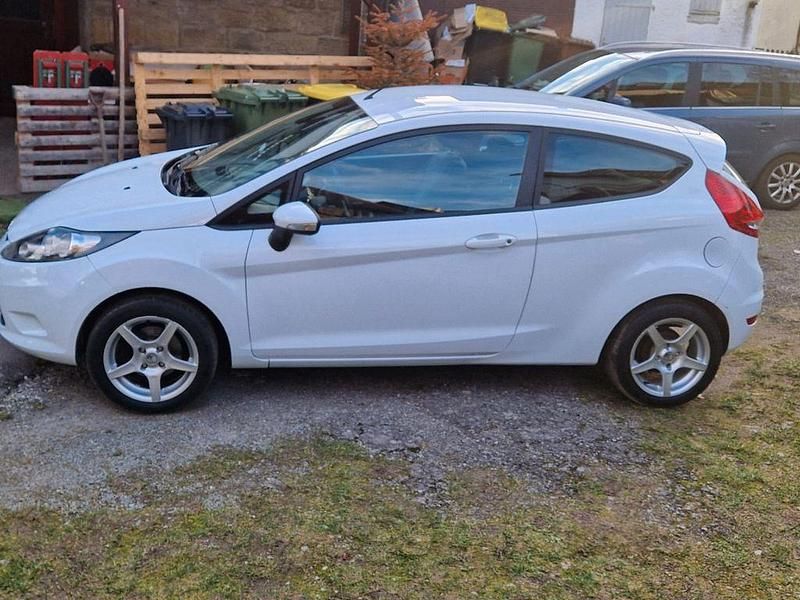 Gebraucht Ford Fiesta 97 PS (71 kW) 2009 Weiß Kleinwagen