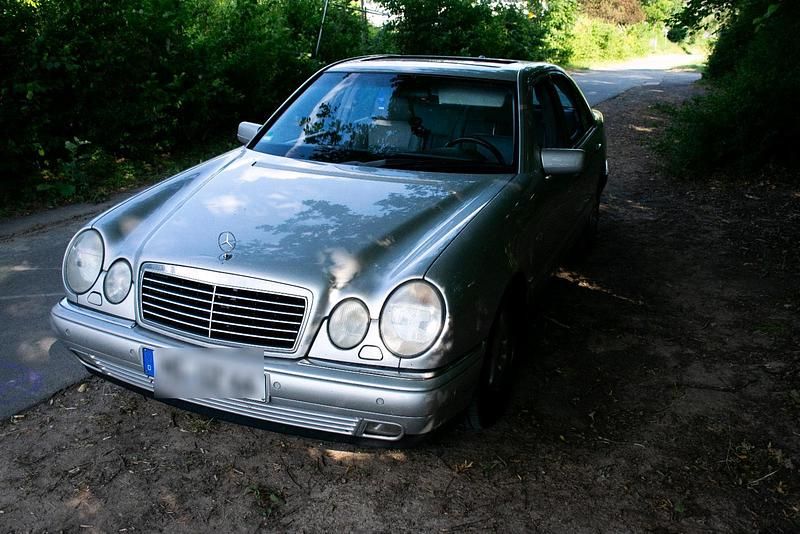 Silber Gebraucht 1999 Mercedes E320 Limousine | 3.000 € (Superpreis) - Bild 1/4