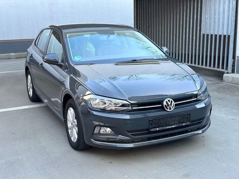Grau Gebraucht 2020 VW Polo Highline Limousine | 11.700 € (Superpreis) - Bild 1/4