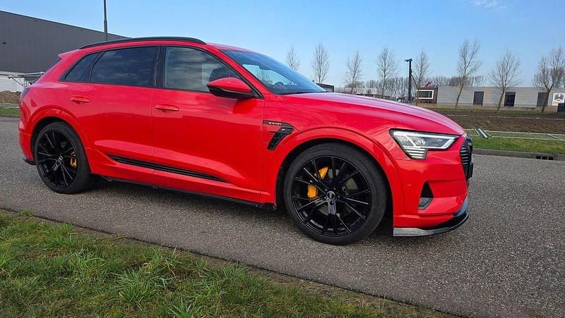 Second-hand Audi e-tron Advanced 300 kW (408 CP) 2018 Roșu SUV