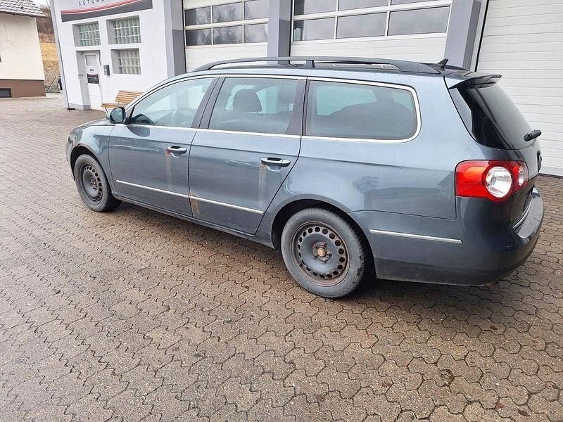 Gebraucht VW Passat Highline 122 PS (89 kW) 2010 Grau Kombi