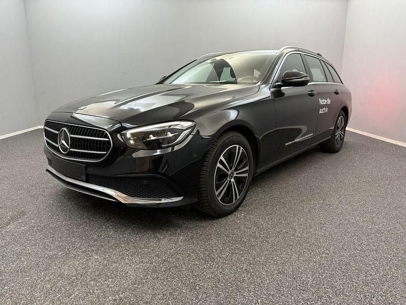 Schwarz Gebraucht 2023 Mercedes E200 Avantgarde Limousine | 28.999 € (Guter Preis) - Bild 1/4