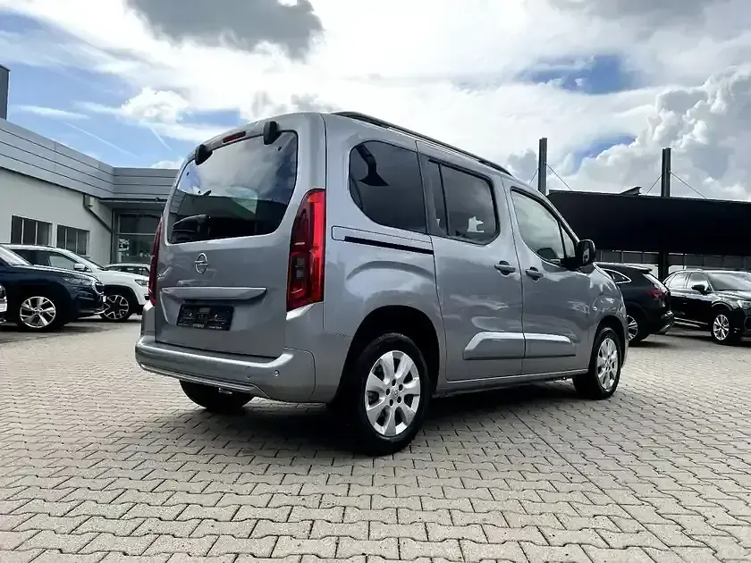 Gebraucht Opel Combo 131 PS (96 kW) 2023 Kontrast grau / quarz silber metallic Van / Kleinbus