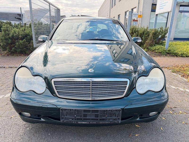Grün Gebraucht 2003 Mercedes C200 Classic Limousine | 2.399 € (Fairer Preis) - Bild 1/4