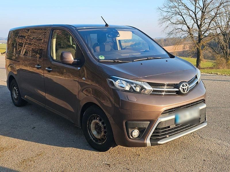 Gebraucht Toyota Proace 150 PS (110 kW) 2017 Braun Van / Kleinbus