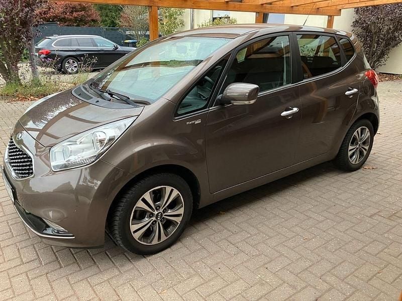 Beige Gebraucht 2018 Kia Venga Platinum Edition Kleinwagen | 13.500 € (Fairer Preis) - Bild 1/4