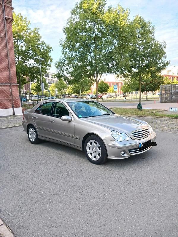 Grau Gebraucht 2005 Mercedes C200 Limousine | 3.800 € (Fairer Preis) - Bild 1/4