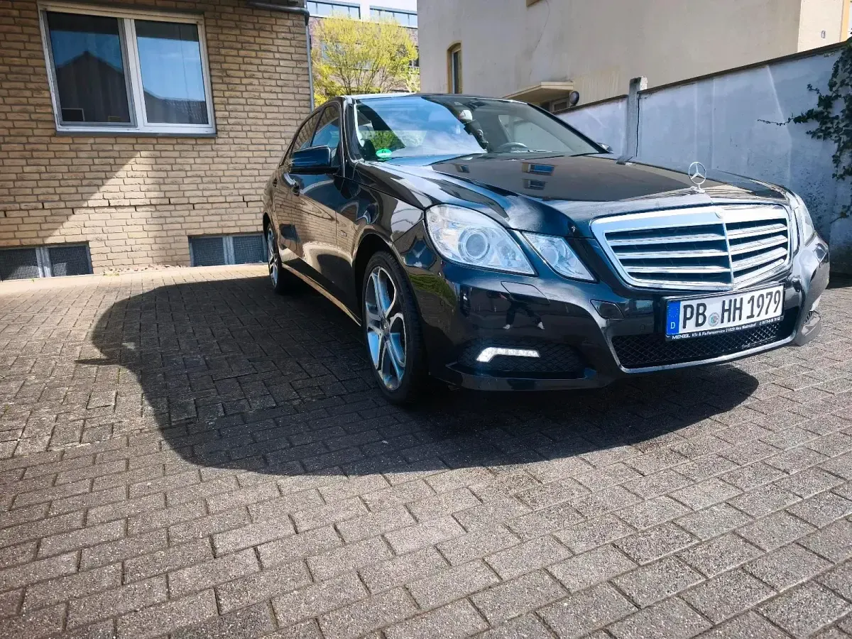Gebraucht Mercedes E220 170 PS (125 kW) 2011 Schwarz Limousine