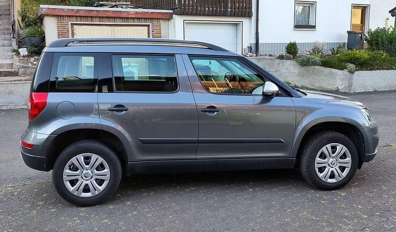 Grau Gebraucht 2017 Skoda Yeti Drive SUV | 13.000 € (Fairer Preis) - Bild 1/4