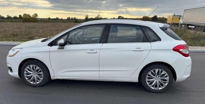 Weiß Gebraucht 2013 Citroën C4 SELECTION Limousine | 3.800 € (Guter Preis) - Bild 1/4