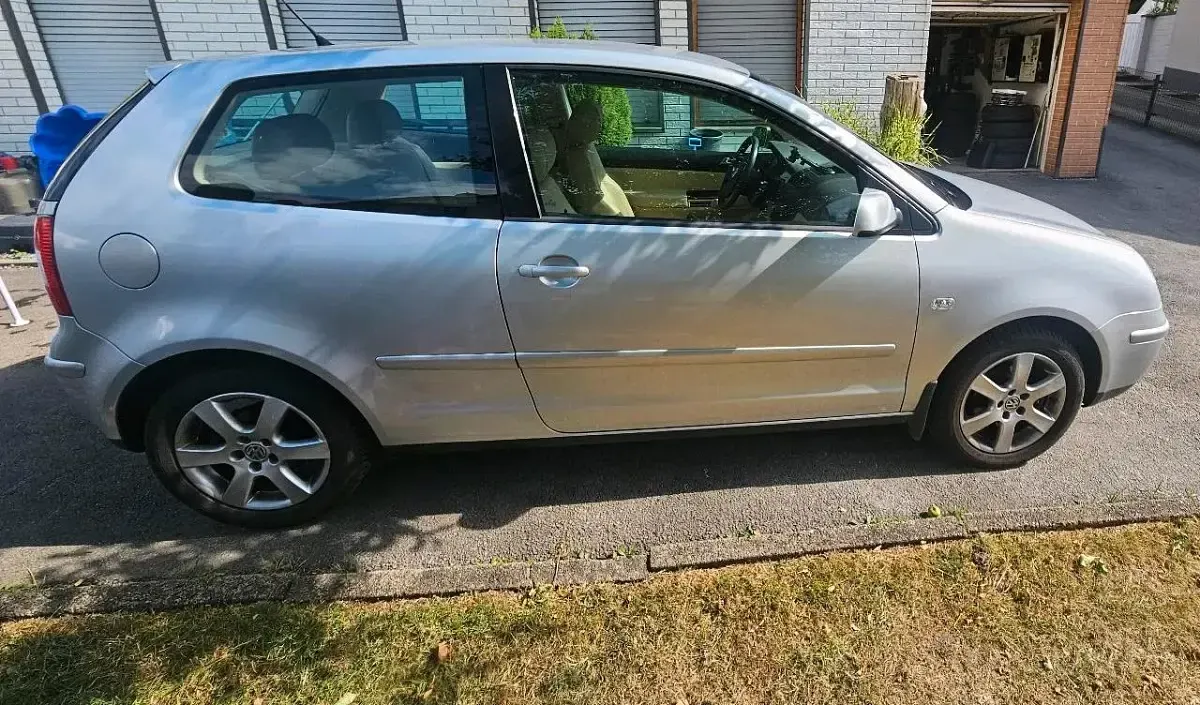 Gebraucht VW Polo Highline 75 PS (55 kW) 2002 Silber Kleinwagen