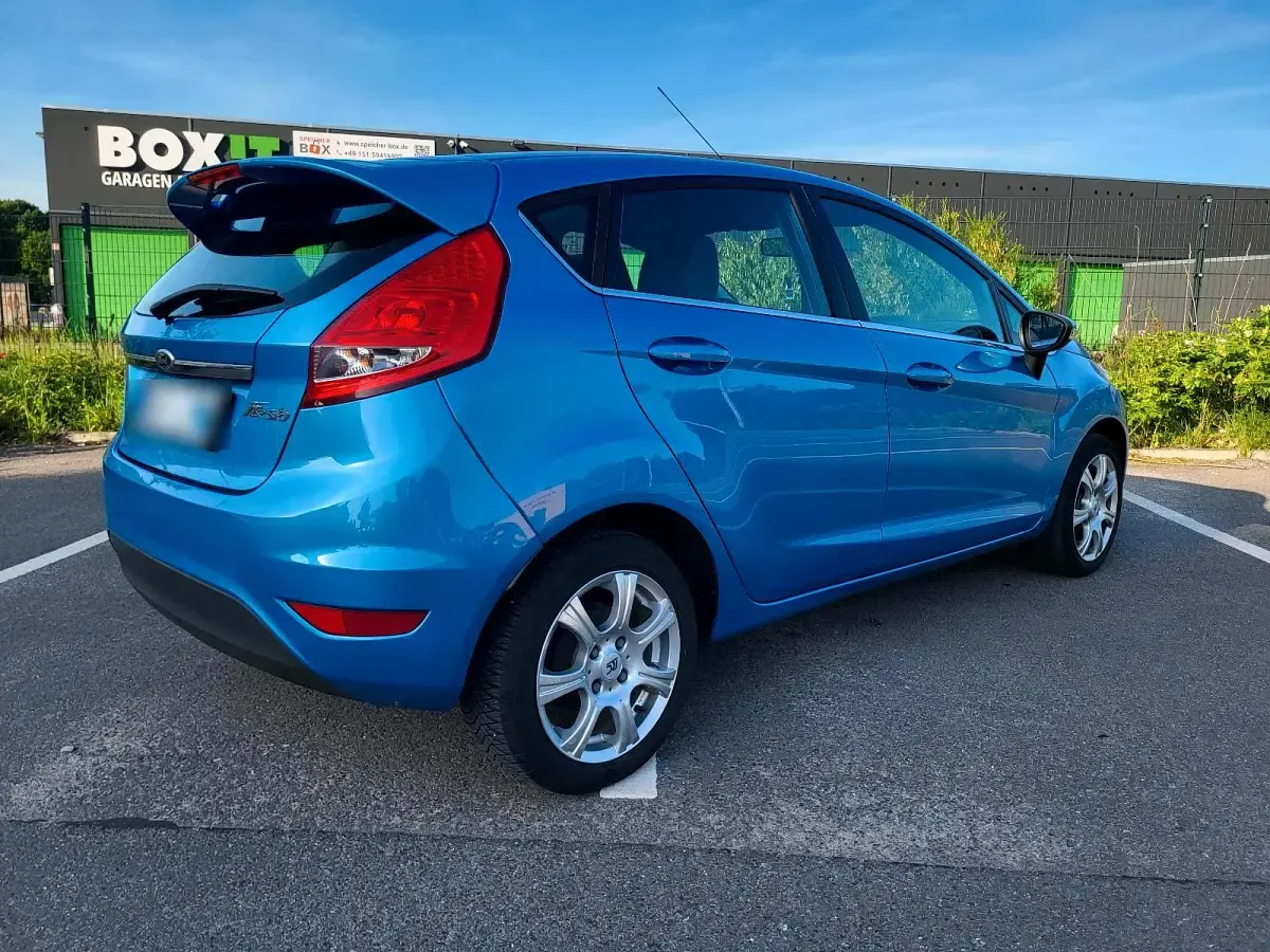 Gebraucht Ford Fiesta Titanium 95 PS (69 kW) 2011 Blau Kleinwagen