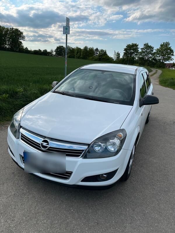 Weiß Gebraucht 2010 Opel Astra Selection Kombi | 3.200 € (Guter Preis) - Bild 1/4