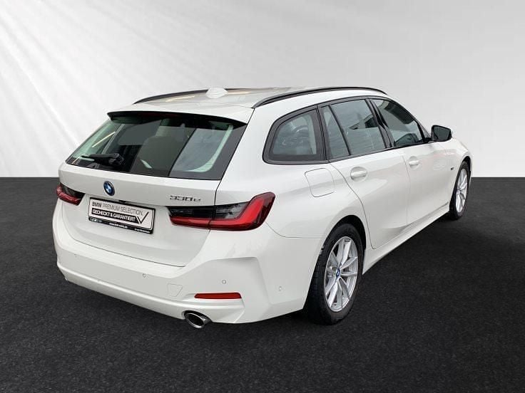 Gebraucht BMW 330e 292 PS (214 kW) 2023 Alpinweiss Kombi