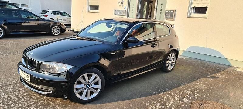 Schwarz Gebraucht 2009 BMW 123 Sport Line Kleinwagen | 5.450 € (Superpreis) - Bild 1/4