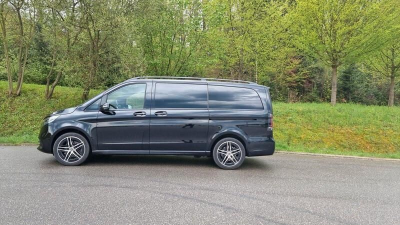Schwarz Gebraucht 2024 Mercedes V300 Avantgarde Van / Kleinbus | 76.800 € (Teuer) - Bild 1/4