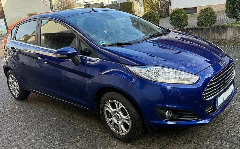 Blau Gebraucht 2015 Ford Fiesta Titanium Kleinwagen | 7.700 € (Fairer Preis) - Bild 1/4