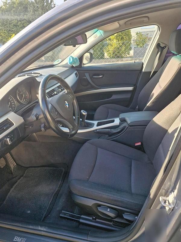 Gebraucht BMW 318 143 PS (105 kW) 2011 Silber Limousine