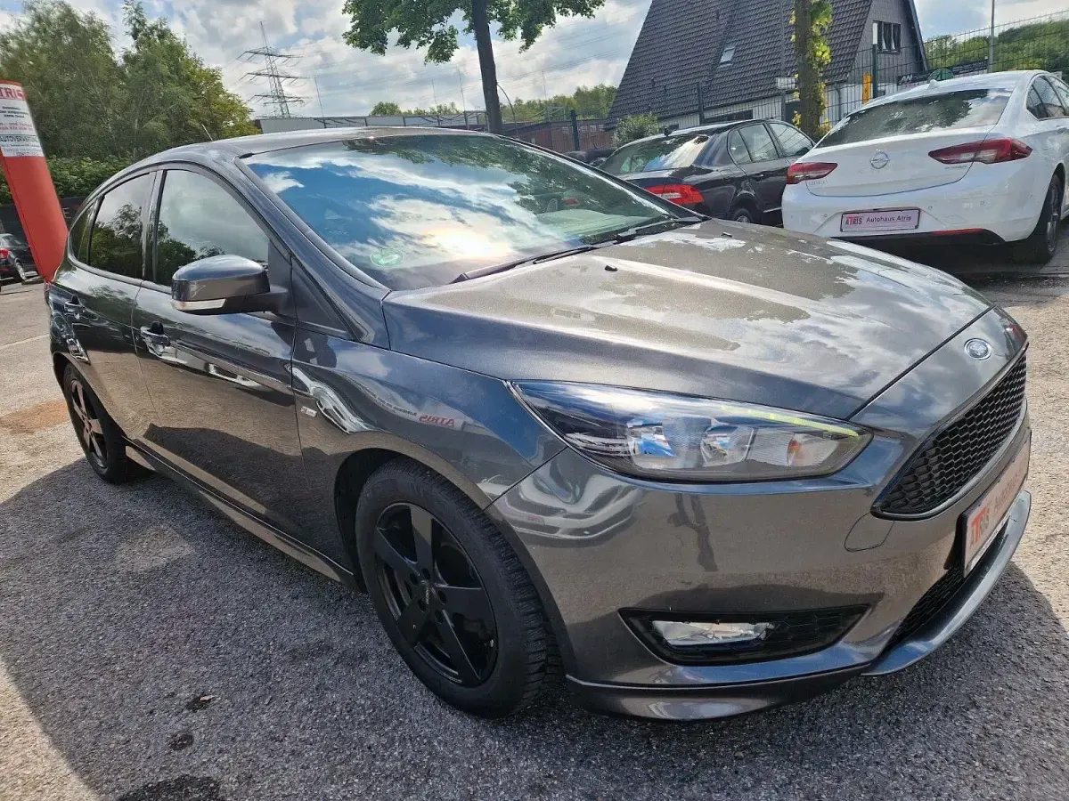 Używany Ford Focus ST-Line 140 KM (102 kW) 2017 Szary Sedan/Limuzyna