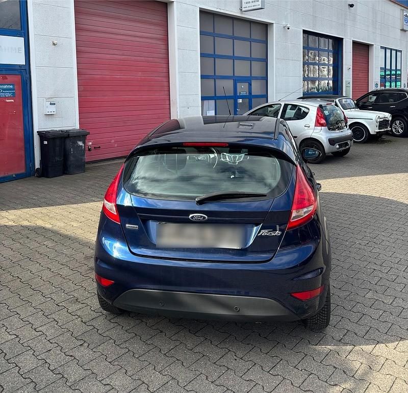 Gebraucht Ford Fiesta 95 PS (69 kW) 2012 Blau Kleinwagen