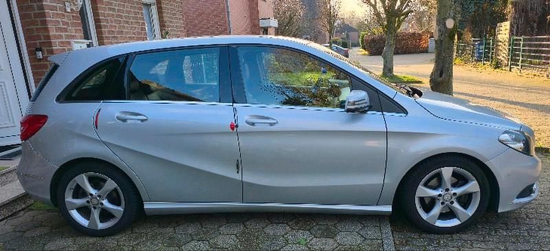 Gebraucht Mercedes B200 163 PS (119 kW) 2014 Silber Van / Kleinbus