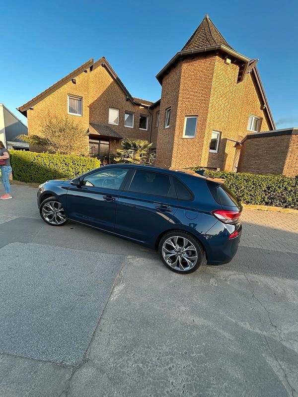 Blau Gebraucht 2017 Hyundai i30 Kleinwagen | 10.999 € (Fairer Preis) - Bild 1/4