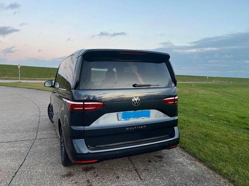 Usado VW Multivan 150 HP (110 kW) 2023 Azul Monovolume