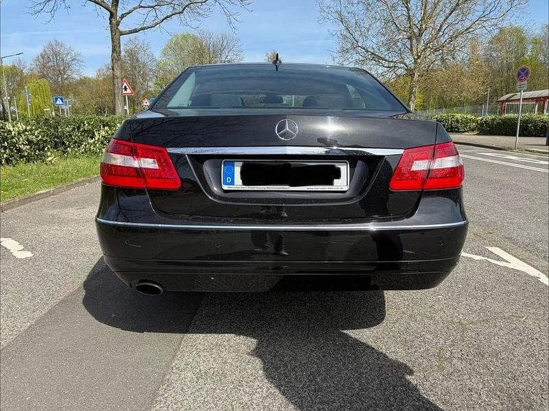 Gebraucht Mercedes E200 Elegance 184 PS (135 kW) 2010 Schwarz Limousine