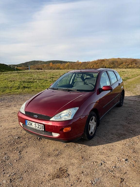 Rot Gebraucht 2000 Ford Focus Limousine | 1.200 € (Guter Preis) - Bild 1/4