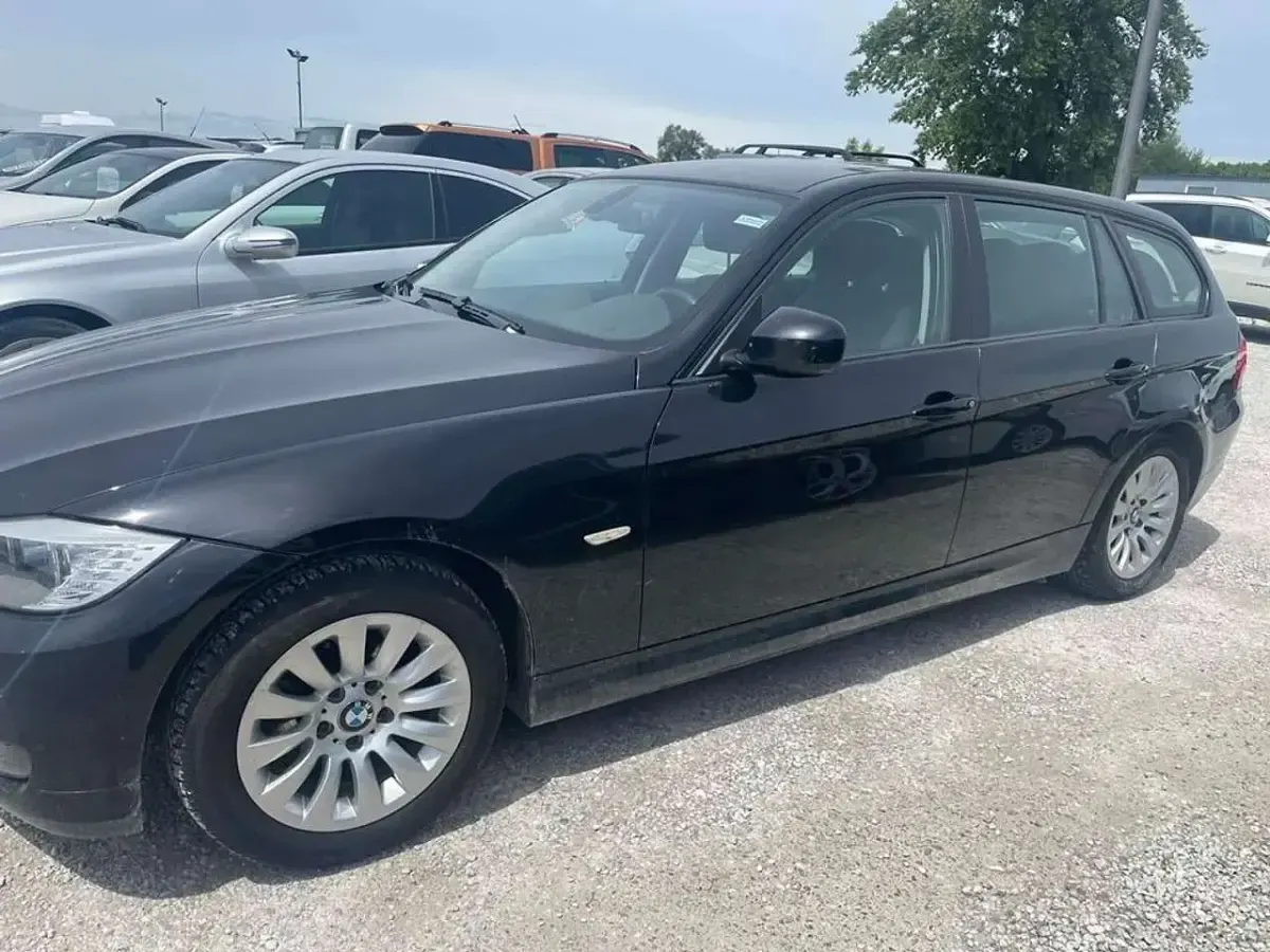 Gebraucht BMW 320 177 PS (130 kW) 2009 Black sapphire metallic Kombi