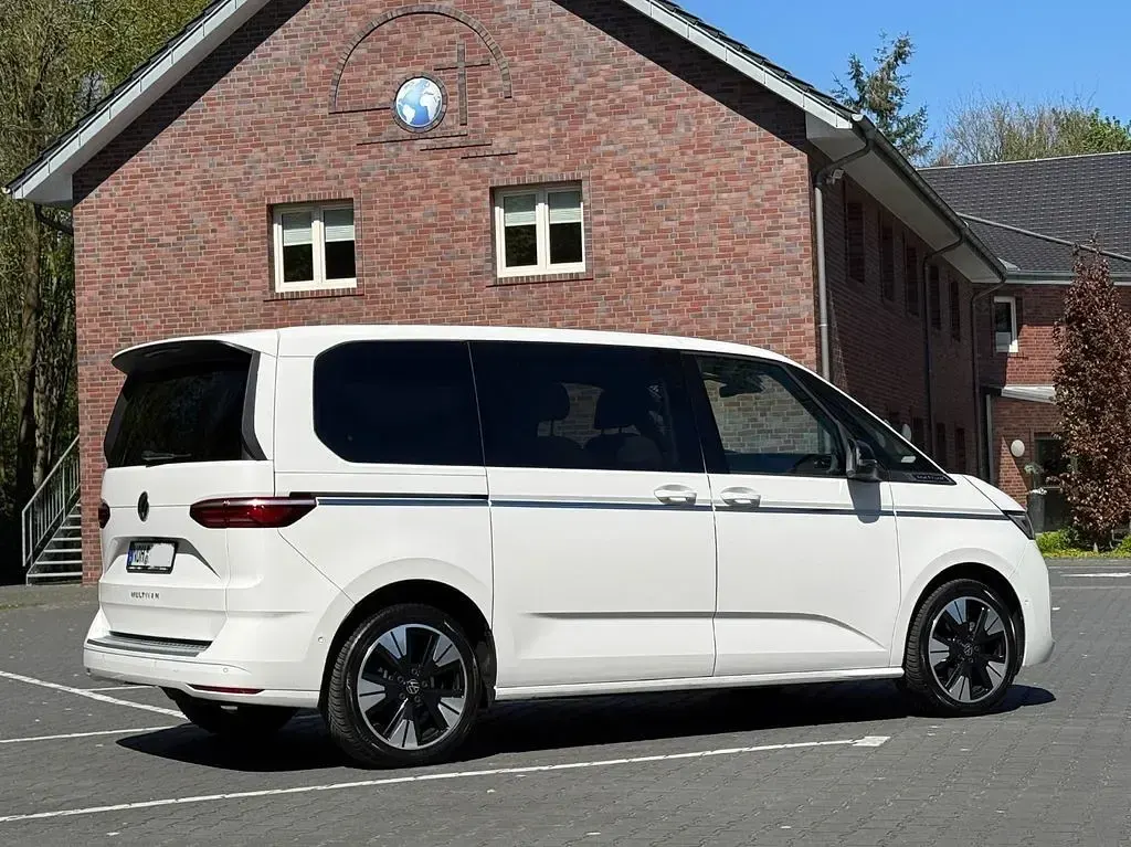 Usata VW Multivan Style 150 CV (110 kW) 2023 Bianco Monovolume