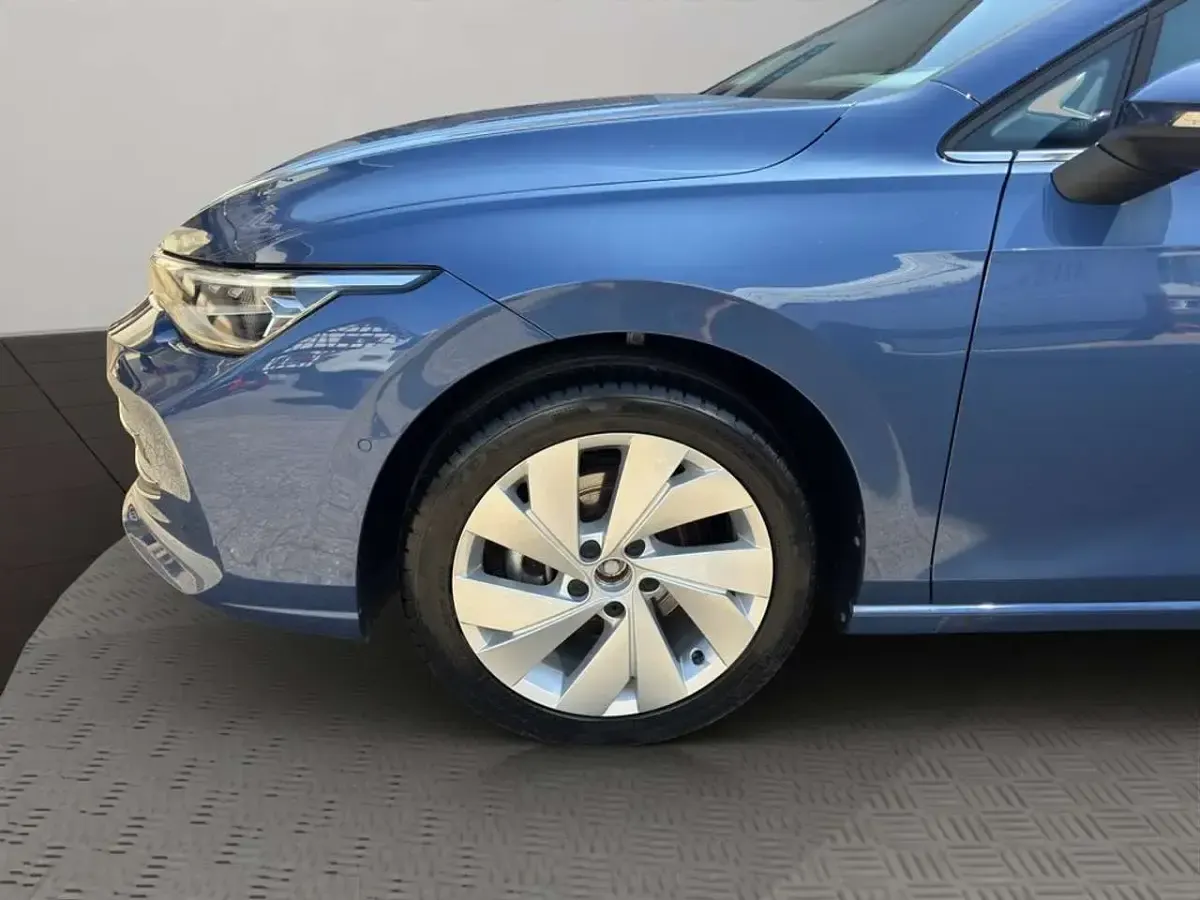 Gebraucht VW Golf VIII Style 150 PS (110 kW) 2025 Blau Limousine