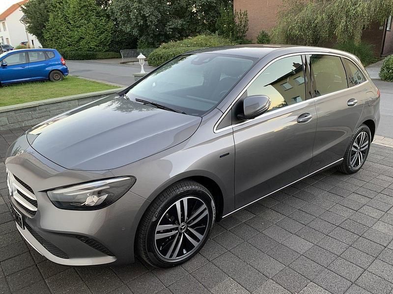 Braun Gebraucht 2020 Mercedes B250e Van / Kleinbus | 24.500 € (Fairer Preis) - Bild 1/4