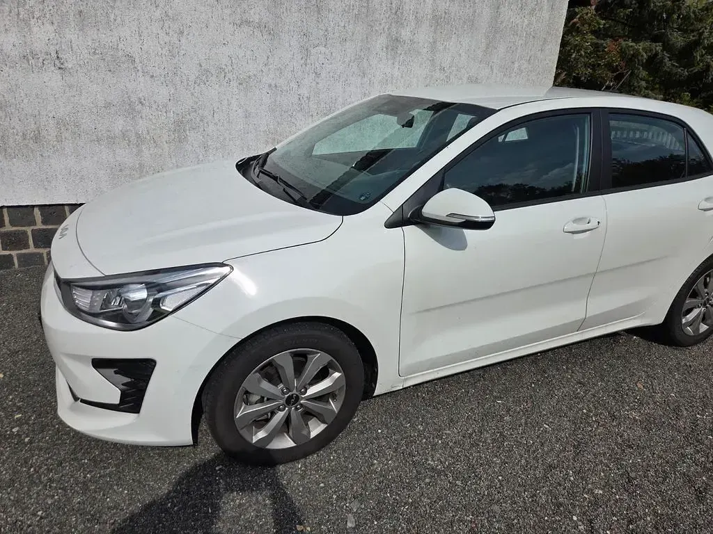 Gebraucht Kia Rio Vision 101 PS (74 kW) 2023 Weiß Limousine