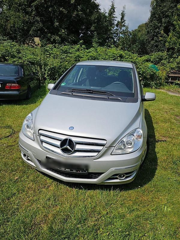 Silber Gebraucht 2010 Mercedes B200 Van / Kleinbus | 8.500 € (Etwas zu teuer) - Bild 1/4