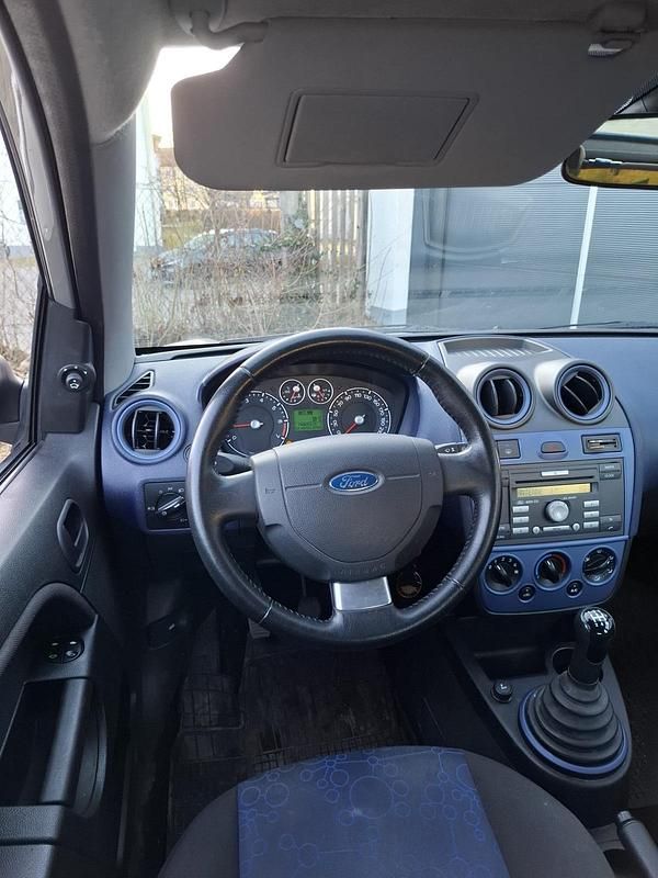 Gebraucht Ford Fiesta 80 PS (58 kW) 2008 Silber Kleinwagen