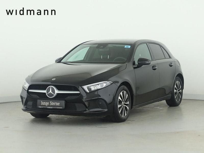 Unilack nachtschwarz Gebraucht 2022 Mercedes A200 Limousine | 24.850 € (Fairer Preis) - Bild 1/4