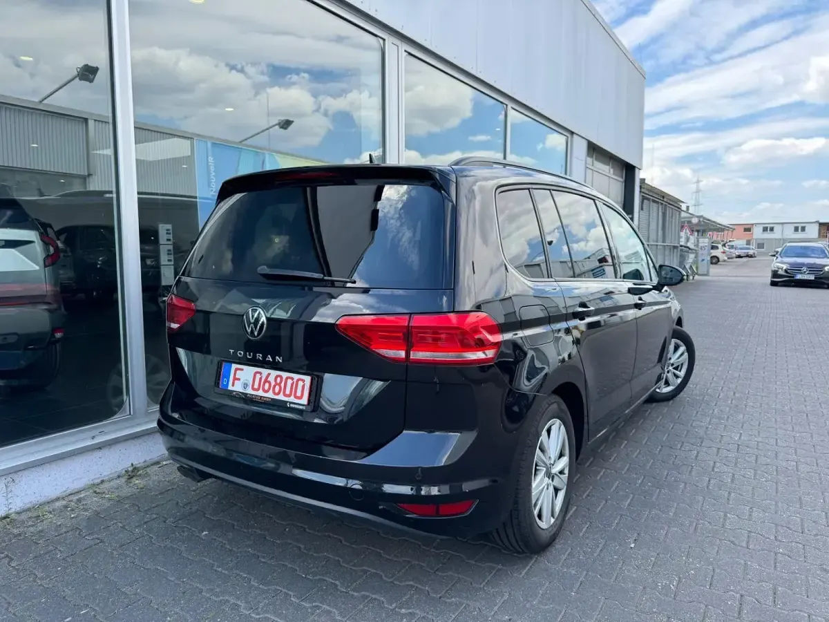 Gebraucht VW Touran Comfortline 150 PS (110 kW) 2023 Schwarz Van / Kleinbus