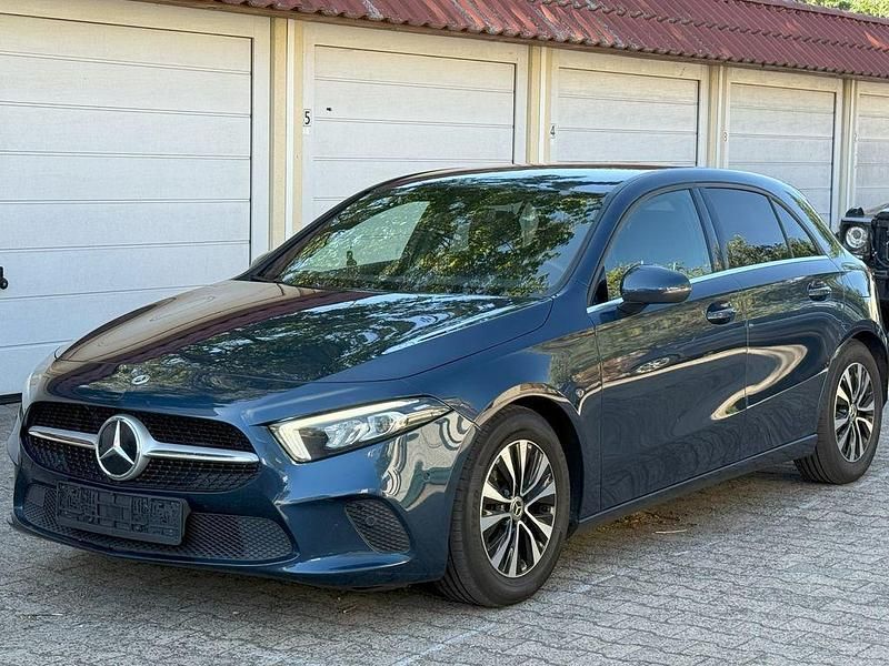Blau Gebraucht 2021 Mercedes A180 Limousine | 15.900 € (Superpreis) - Bild 1/4