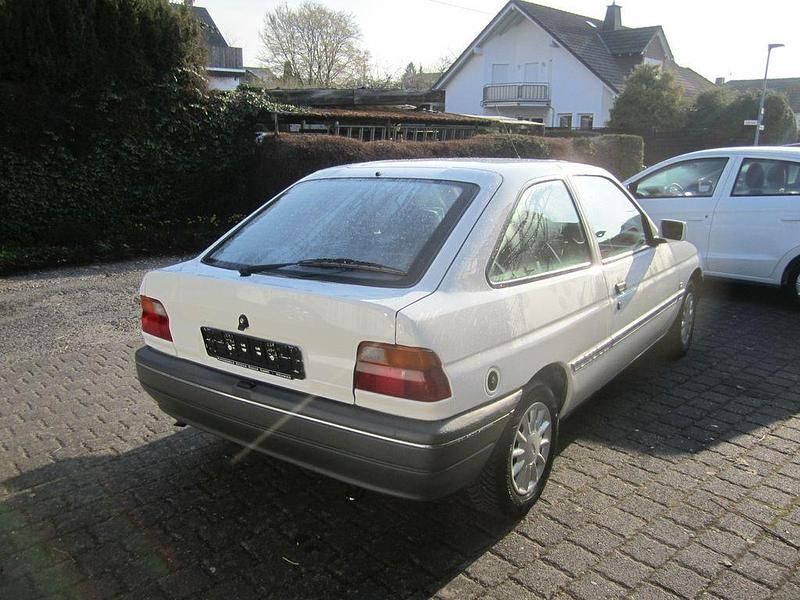Gebraucht Ford Escort 60 PS (44 kW) 1992 Weiß Limousine