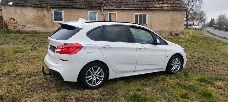 Weiß Gebraucht 2016 BMW 218 M Sport Kombi | 14.999 € - Bild 1/4