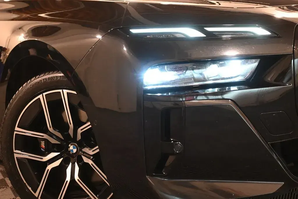 Gebraucht BMW 750e M Sport 489 PS (359 kW) 2024 Schwarz Limousine