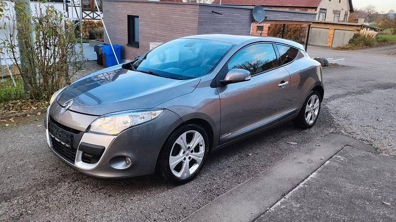 Grau Gebraucht 2010 Renault Mégane III Coupé | 3.700 € (Fairer Preis) - Bild 1/4