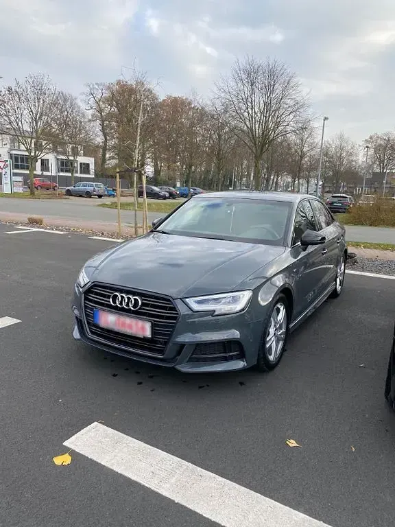 Gebraucht Audi A3 Sport 116 PS (85 kW) 2019 Grau Limousine