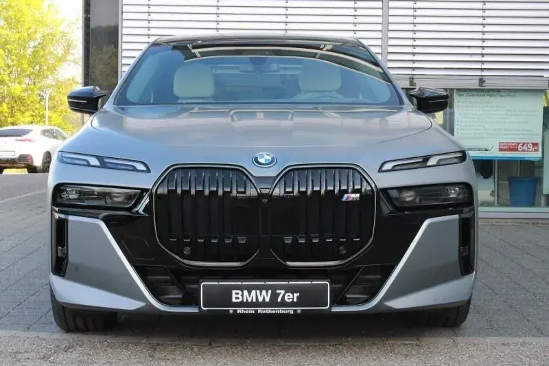 Neu BMW M760e Performance 571 PS (419 kW) 2026 Limousine