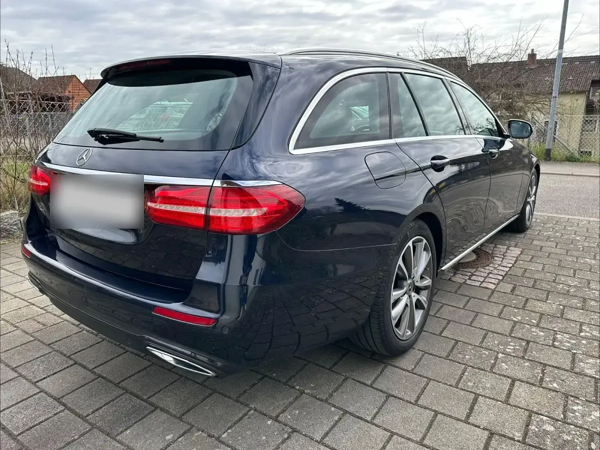 Gebraucht Mercedes E220 194 PS (142 kW) 2019 Blau Kombi