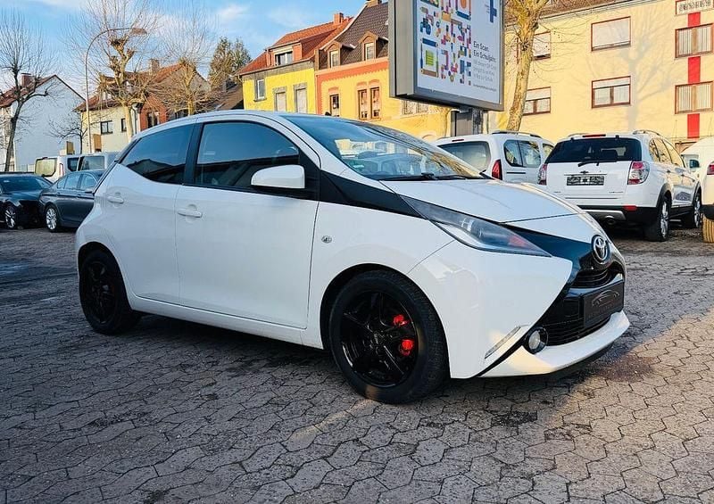 Solid white Gebraucht 2016 Toyota Aygo X-play Kleinwagen | 6.900 € (Fairer Preis) - Bild 1/4