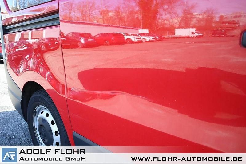 Gebraucht Renault Trafic Authentique 95 PS (69 kW) 2018 Volcano red Van / Kleinbus